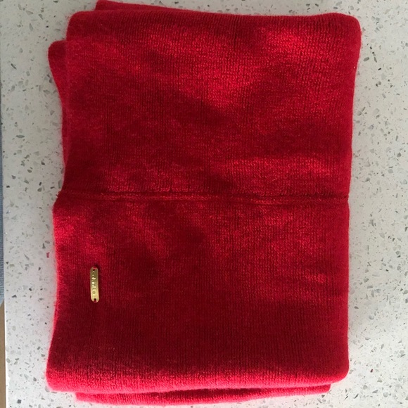 Red scarf - Picture 1 of 1